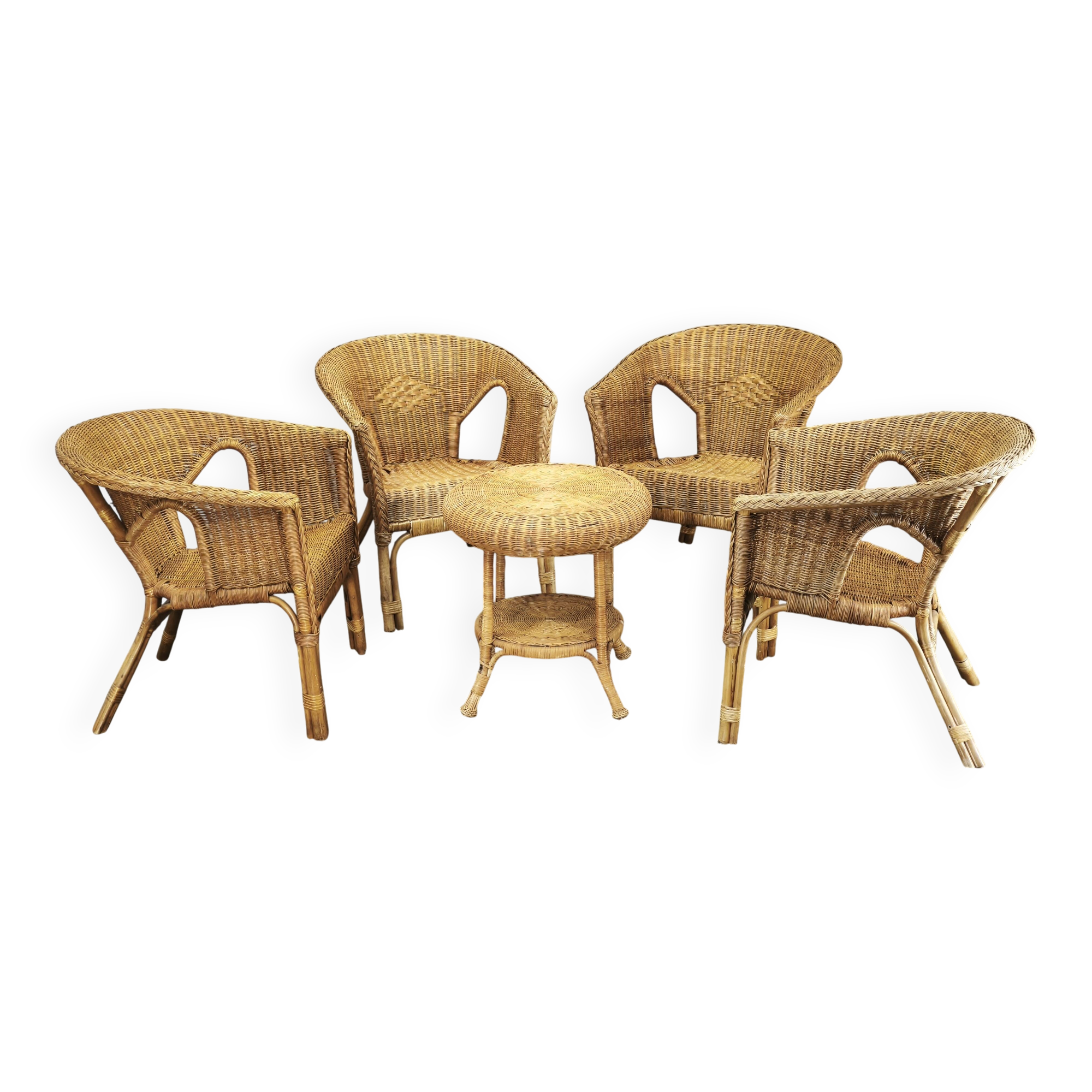 Ensemble de salon en rotin et osier italien des années 1950, quatre fauteuils et une table.