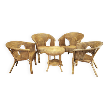 Ensemble de salon en rotin et osier italien des années 1950, quatre fauteuils et une table.
