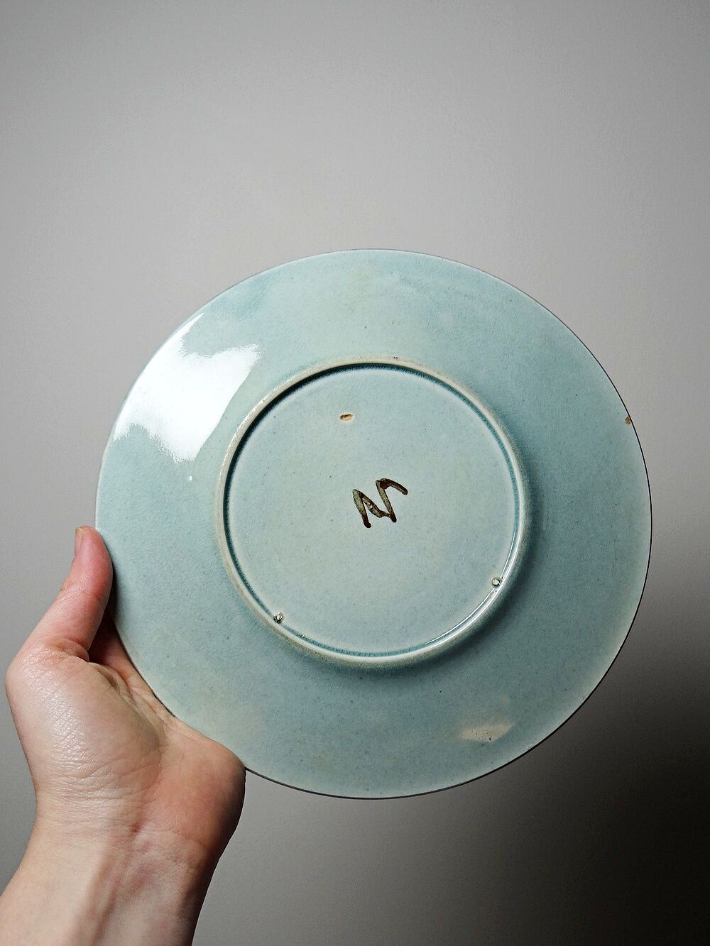 Polychrome slipware dessert plate, with a floral decoration, early 20th century.