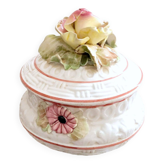 Boîte bonbonnière porcelaine barbotine florale