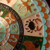 Assiette en bronze cloisonné années 30. Signes du zodiaque.