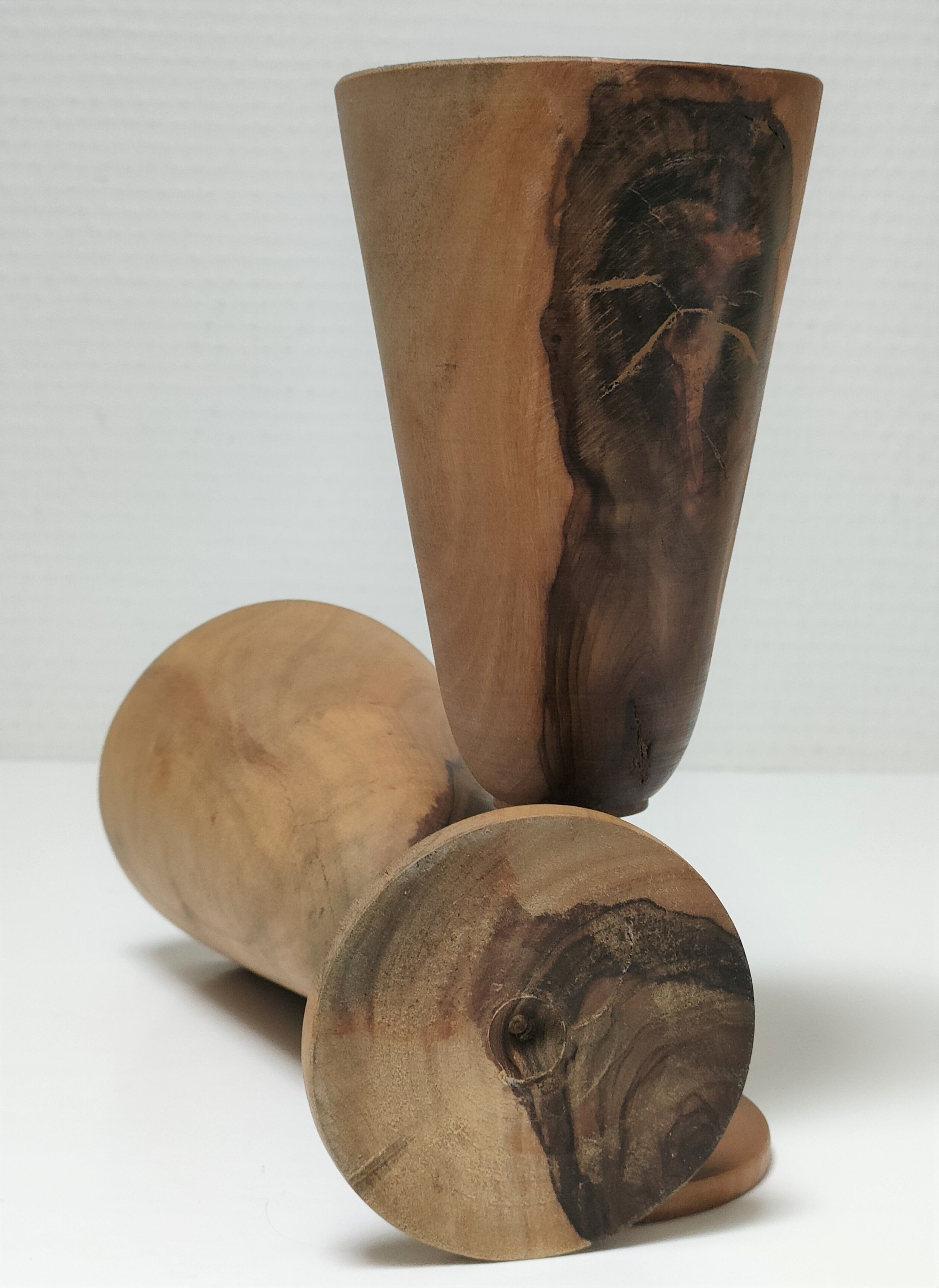 Cinq verres à pied en bois tourné vintage