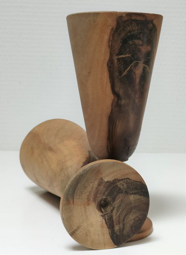 Cinq verres à pied en bois tourné vintage