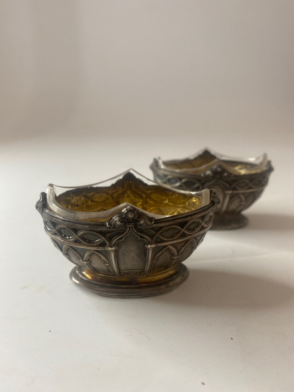 2 salt shakers Saint Louis in silver