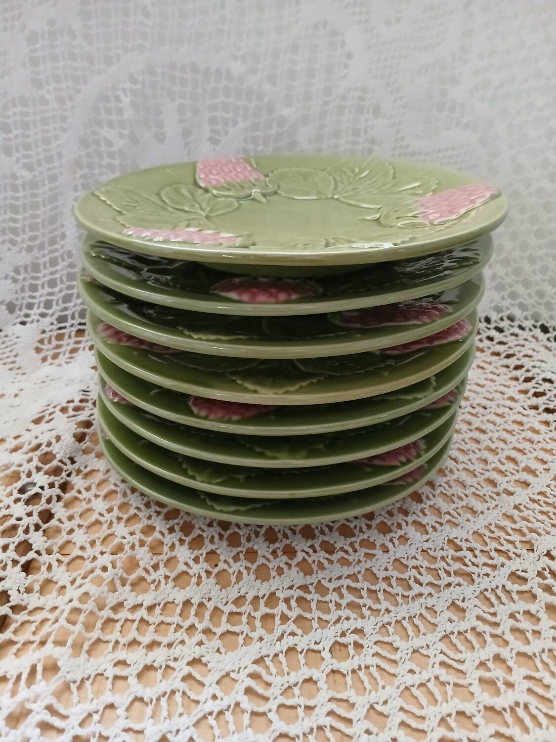 8 assiettes à dessert anciennes en barbotine