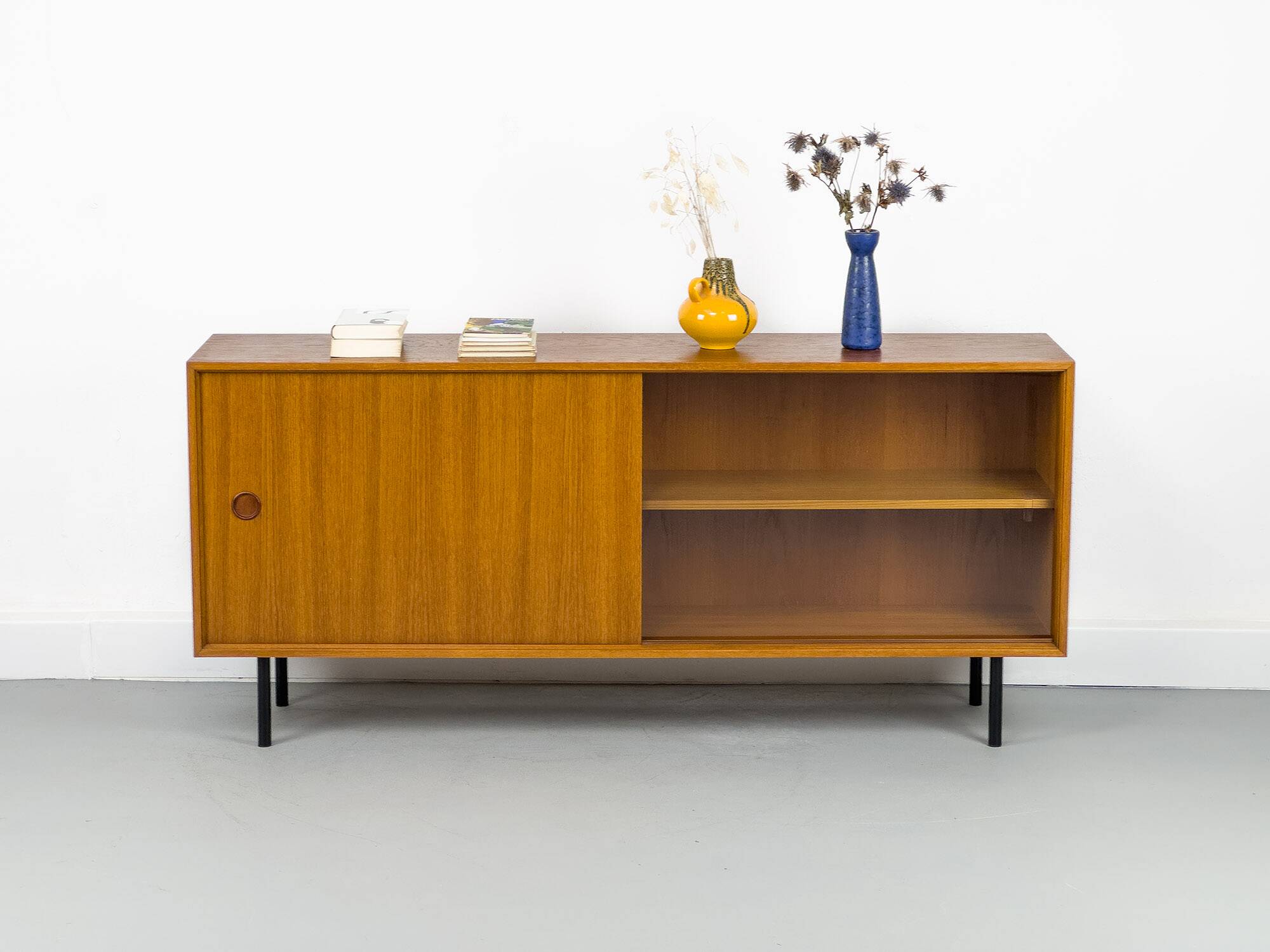 Buffet vintage en teck avec portes coulissantes, 1971