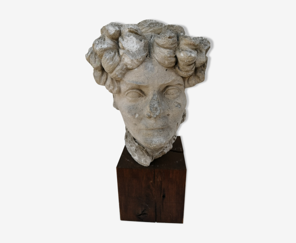 Tête en pierre