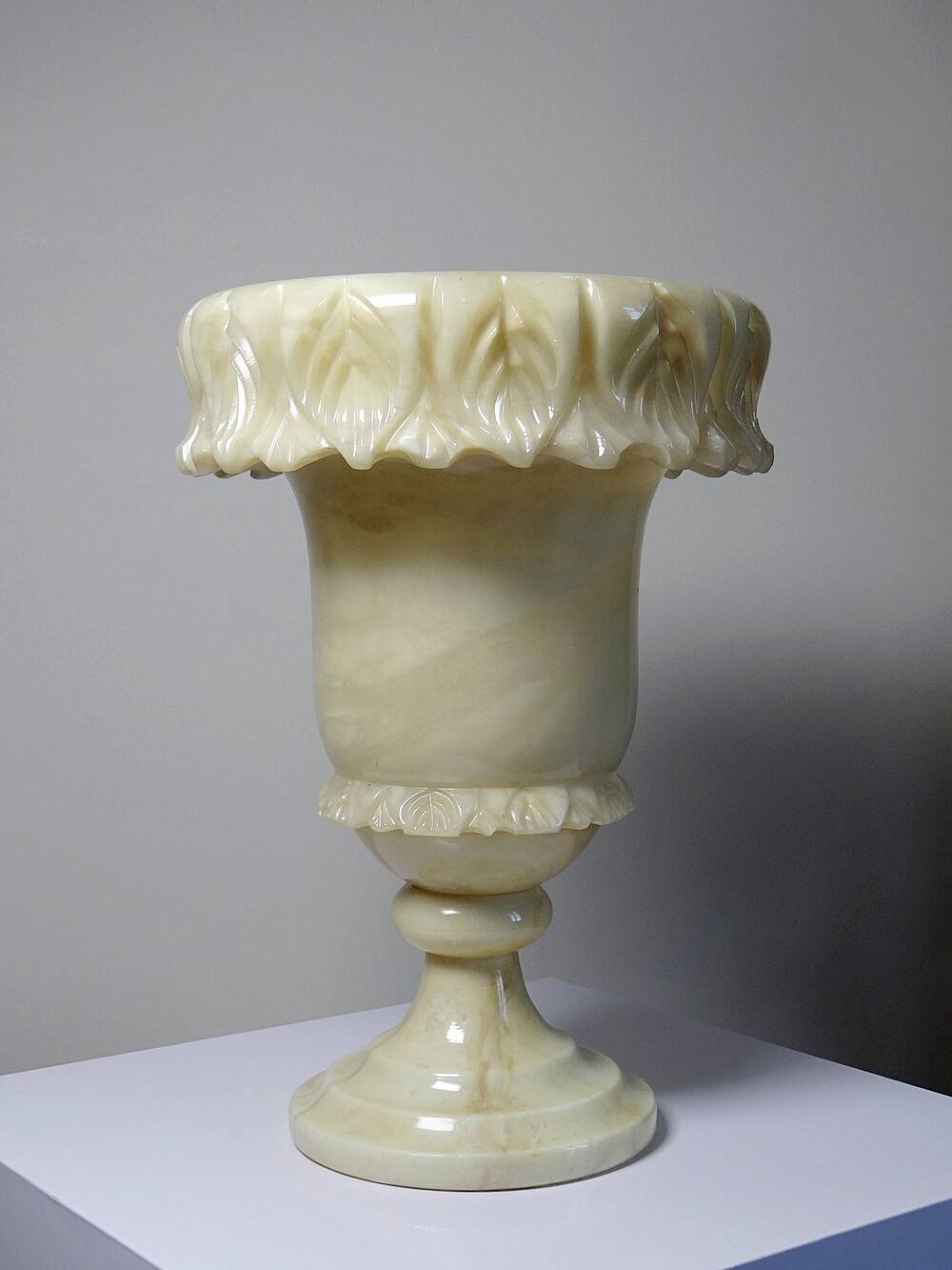 Large medical pot in alabaster/yellowish marble, Belle Époque style.