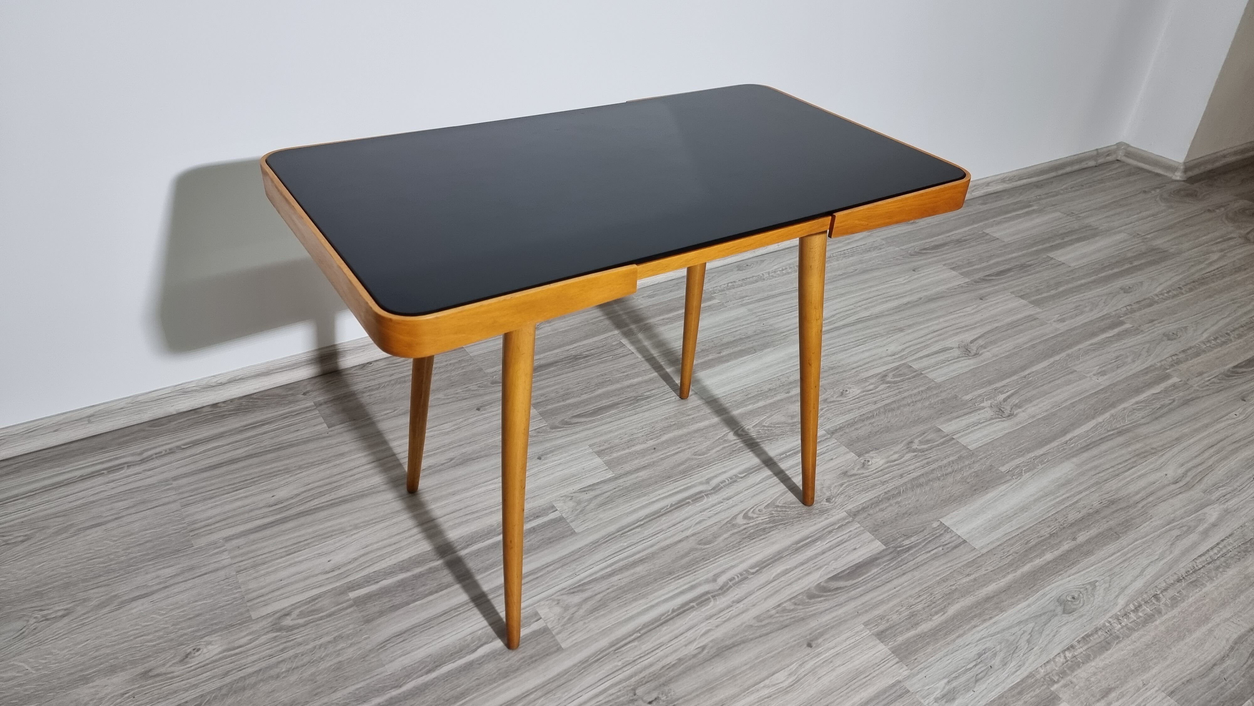 Table basse par Jiri Jiroutek