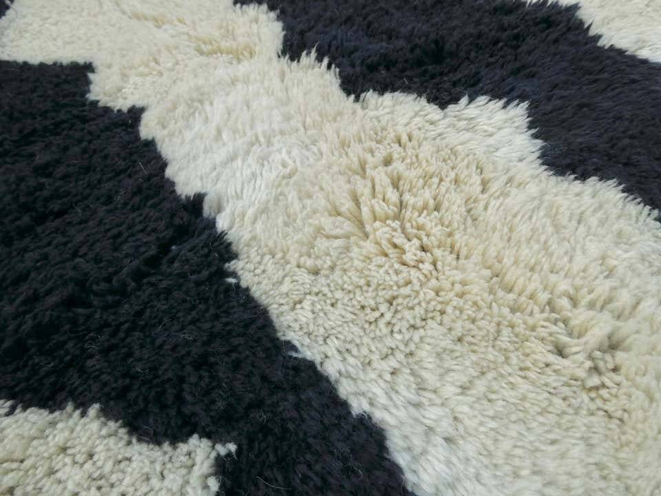 Tapis marocain abstrait Beni Mrirt 251 x 335 cm