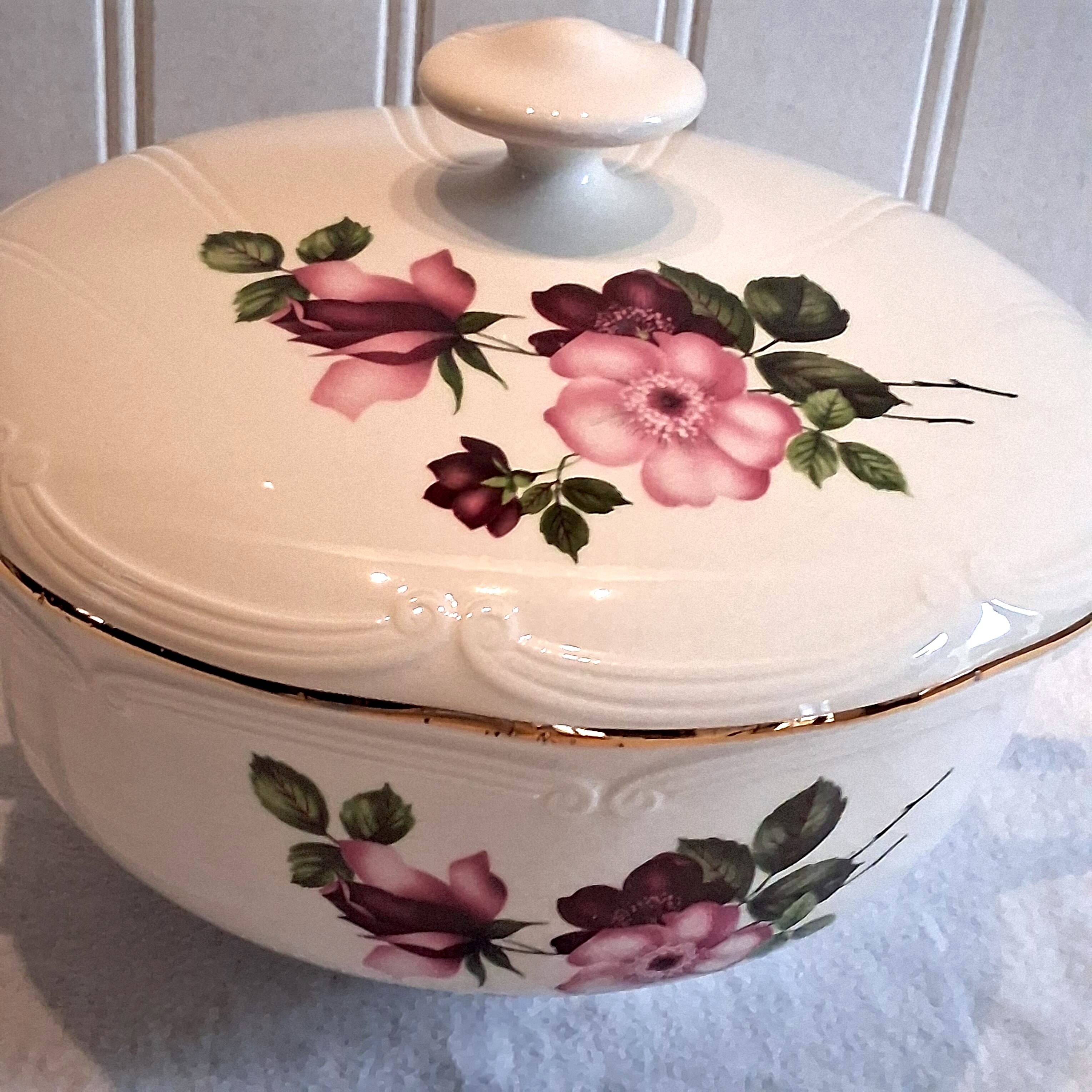 Very pretty soup tureen from Gien model "Chinon" in very good condition.