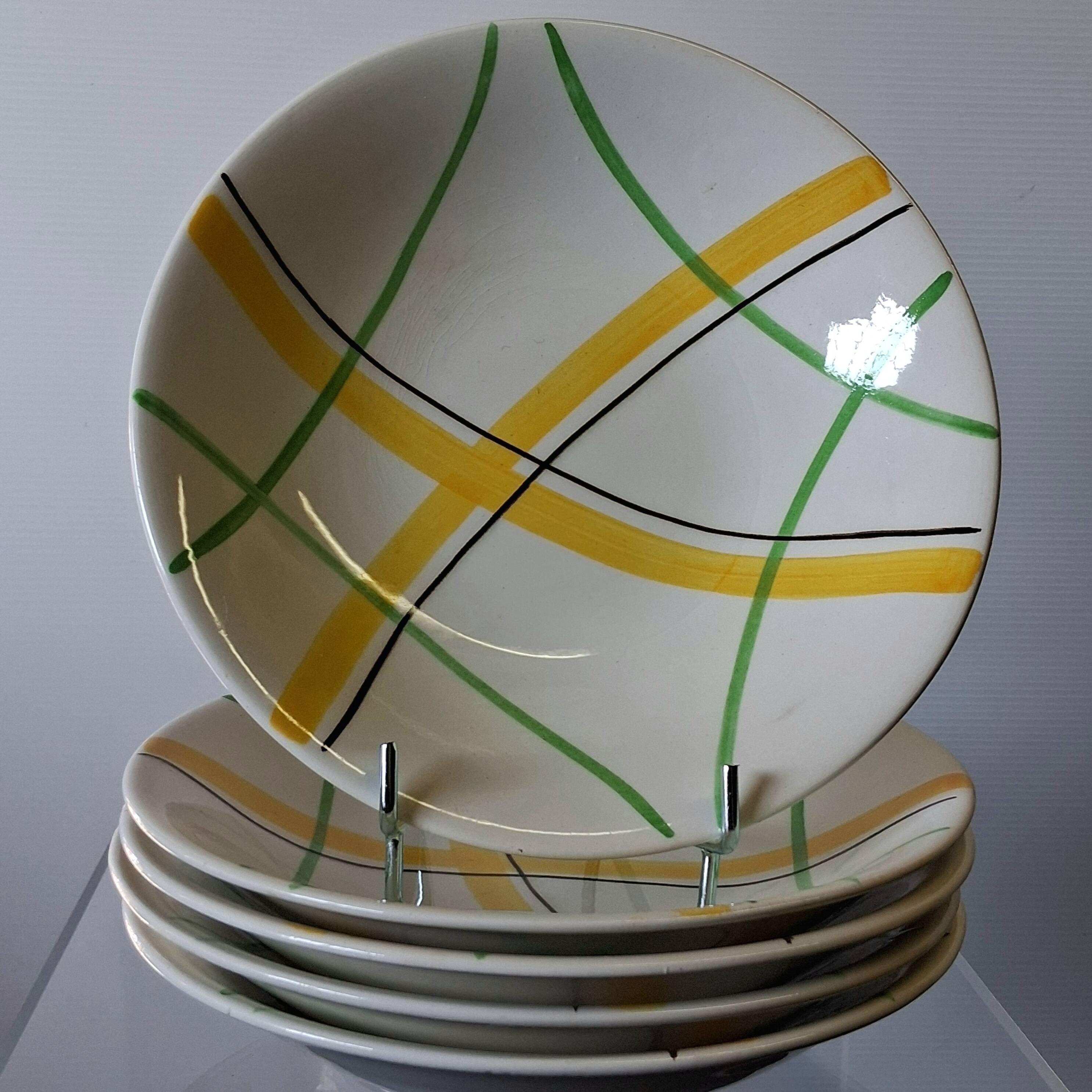 5 deep plates from Gien model "Sarabande" in good condition.