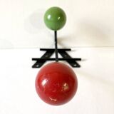 Petite patère double en métal et bois peint vert et rouge, années 1950-60