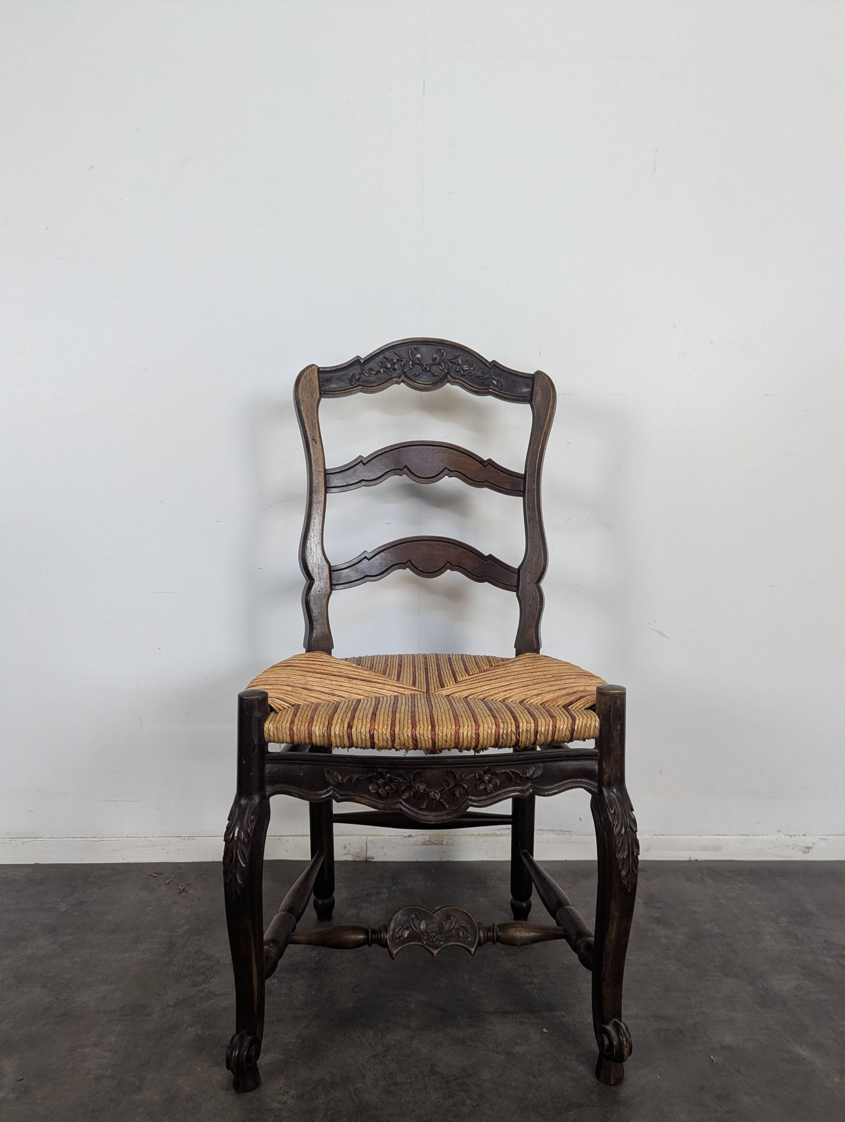 Série de 6 larges chaises de style Provençal en Noyer sculté