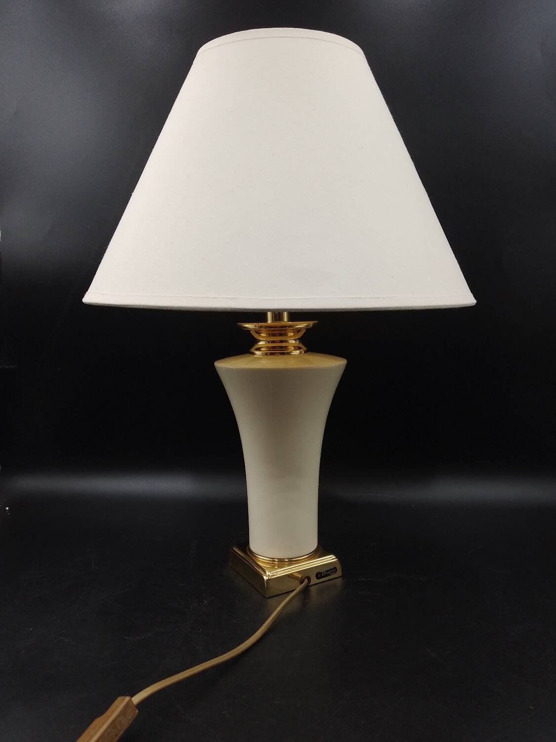 Belle lampe de table laiton et porcelaine du milieu du siècle maison le dauphin