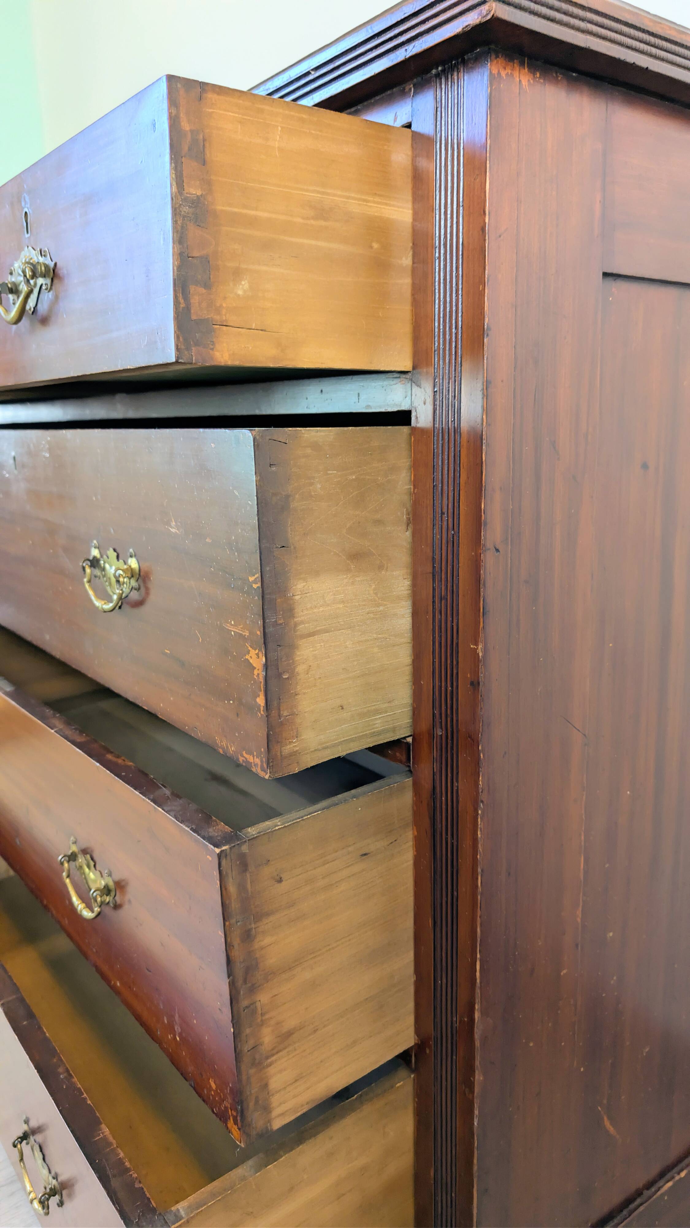 19th-century English commode in mahogany, with an antique patina and classic elegance.