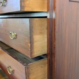 19th-century English commode in mahogany, with an antique patina and classic elegance.