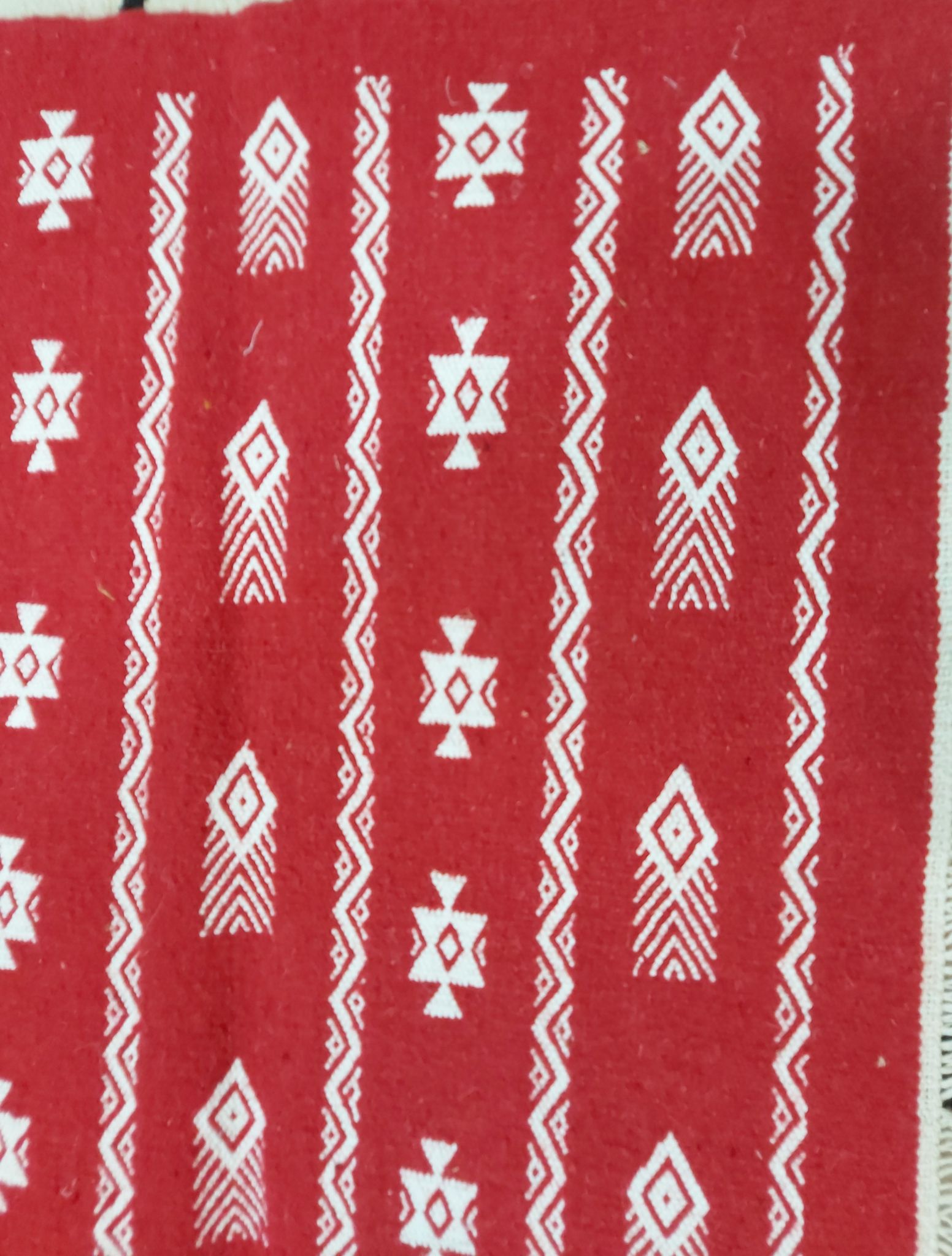 Tapis rouge et blanc fait main