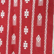 Tapis rouge et blanc fait main