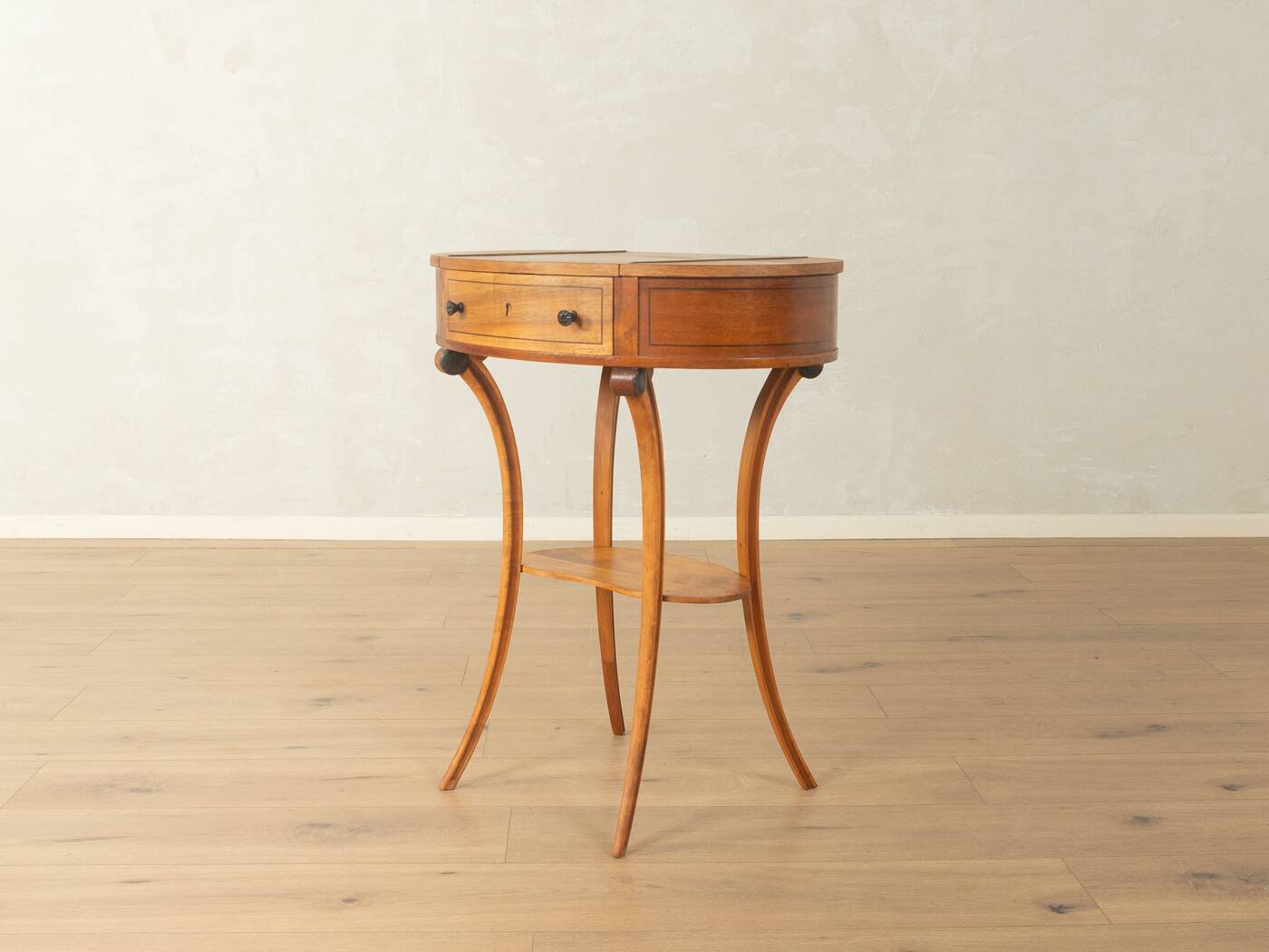 Table d'appoint antique élégante de style Biedermeier, vers 1850