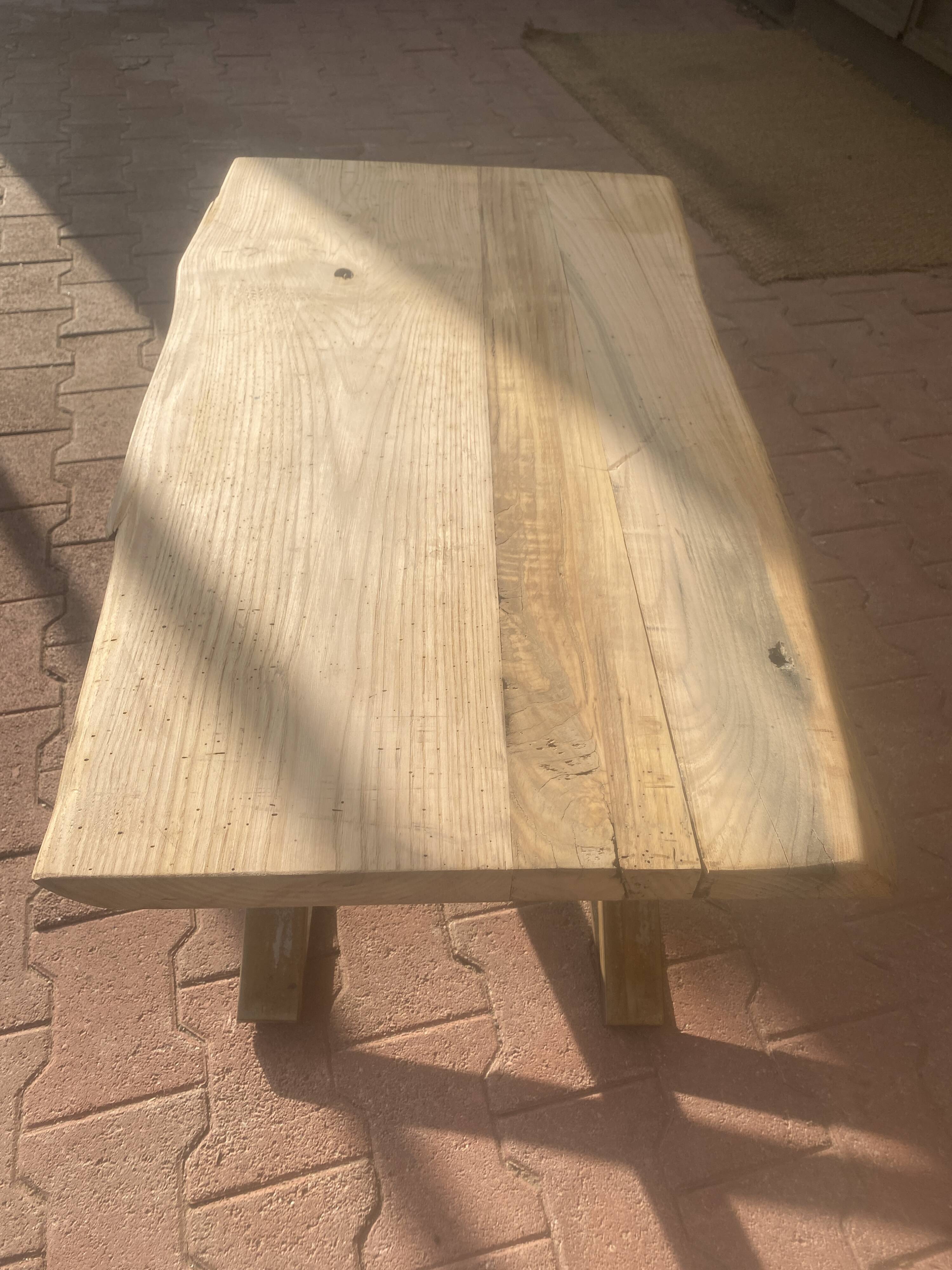 Coffee table with metal leg