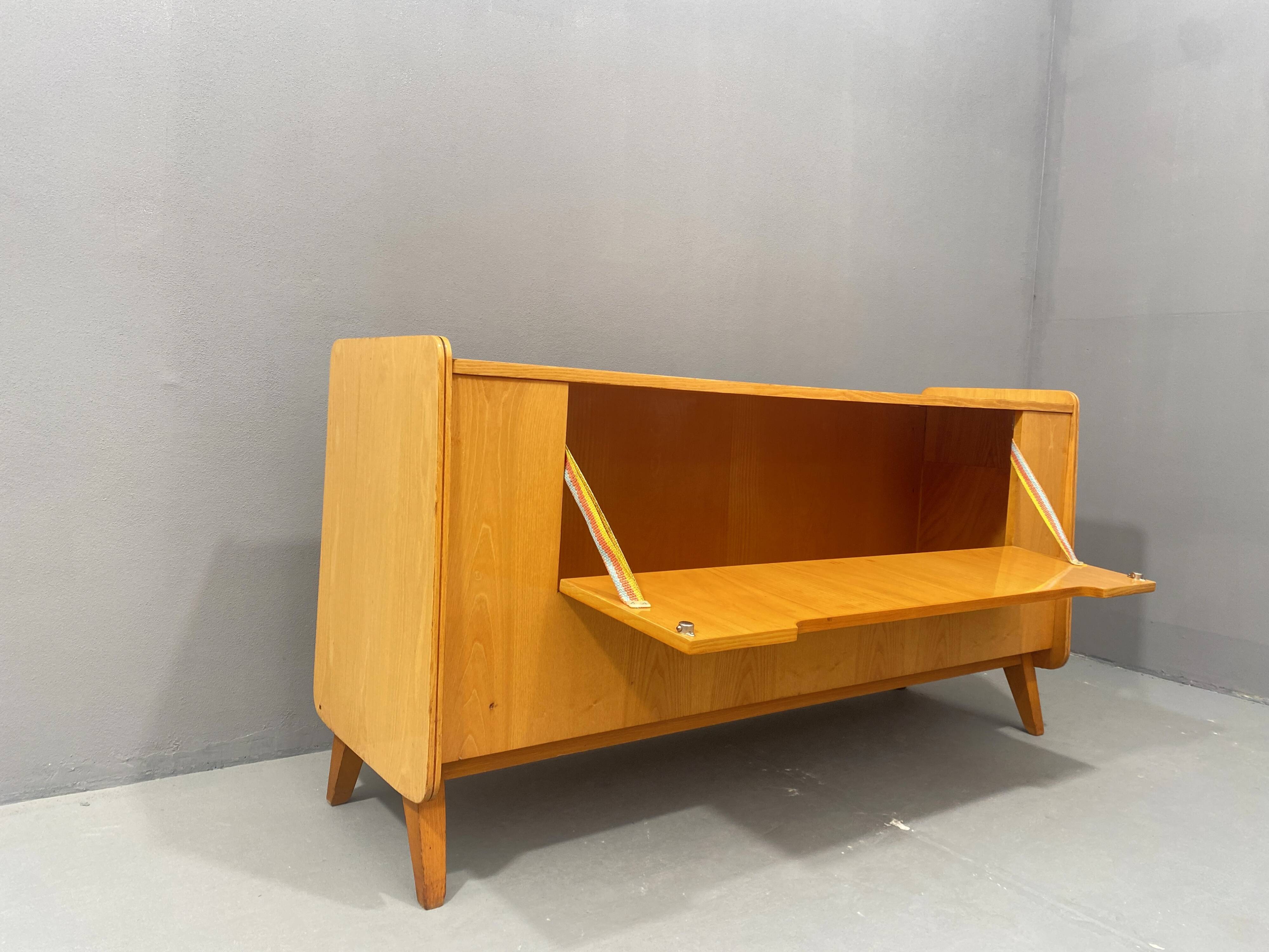 Commode vintage en bois de frêne par F.Jirák pour Tatra, 1960, Tchécoslovaquie