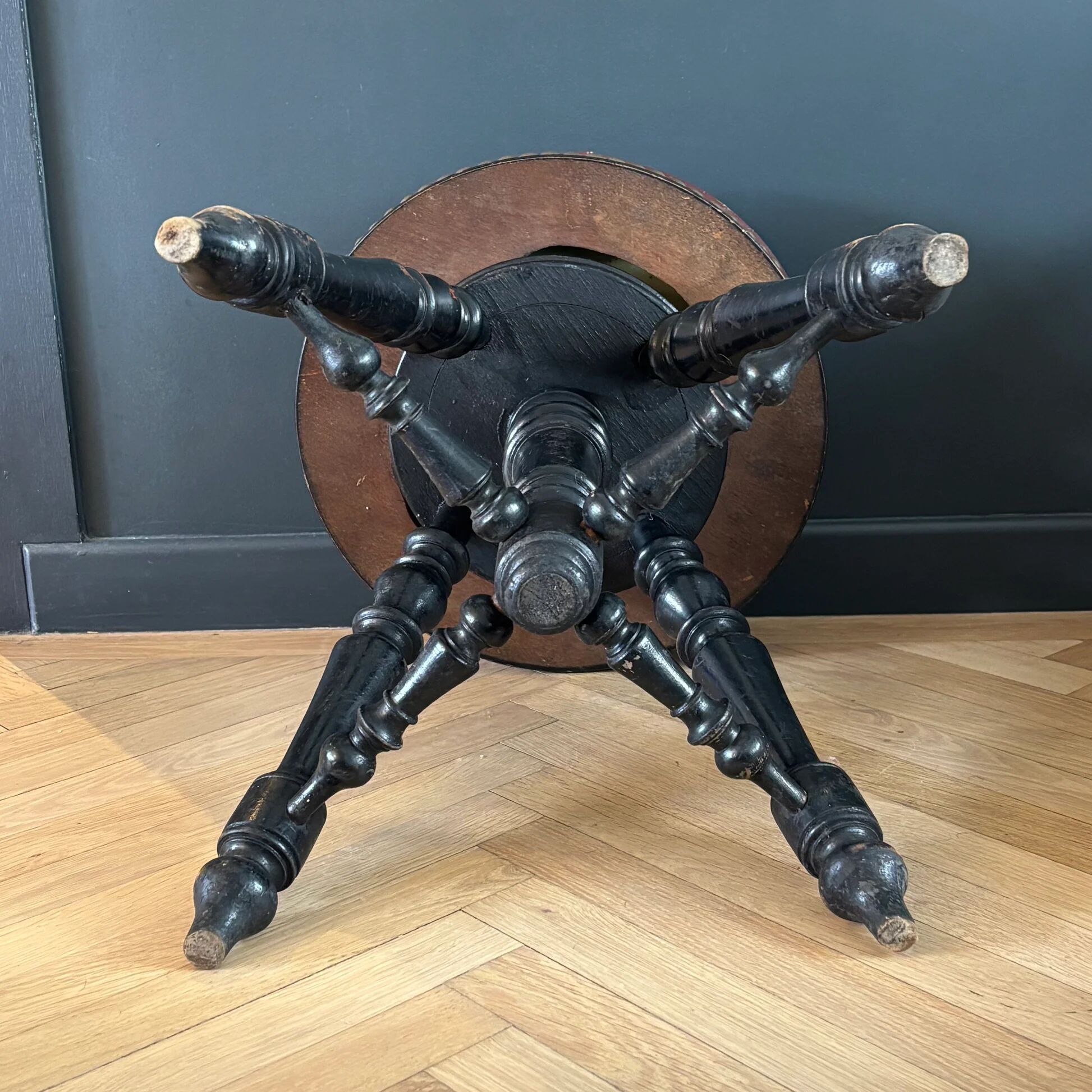 Tabouret de piano en cuir capitonnée et bois noirci
