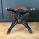 Tabouret de piano en cuir capitonnée et bois noirci