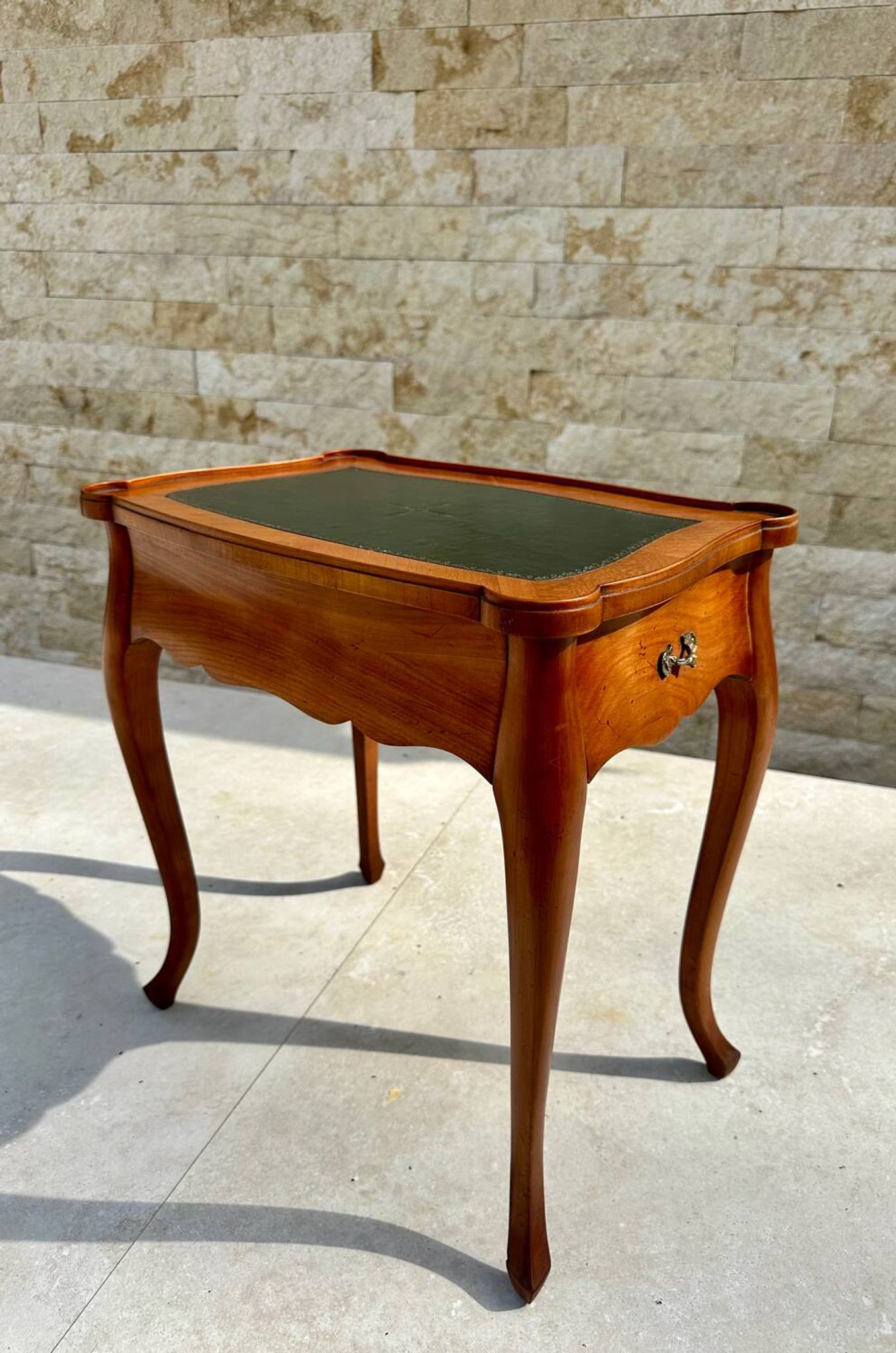 Small flying table in Louis XV style, 20th century.