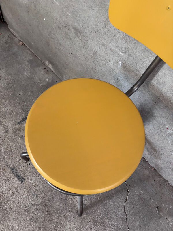 Chaise d’atelier authentique modernisée