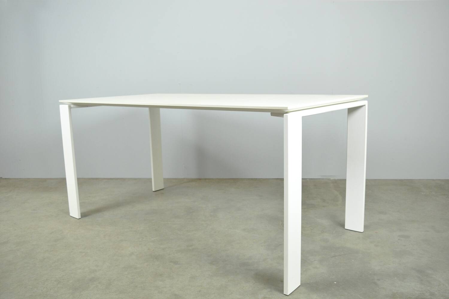 KARTELL / Table à manger italienne moderne vintage blanche / Ferruccio Laviani / 2000