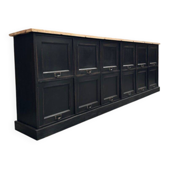 Immense workshop cabinet with flaps from the early 20th century.