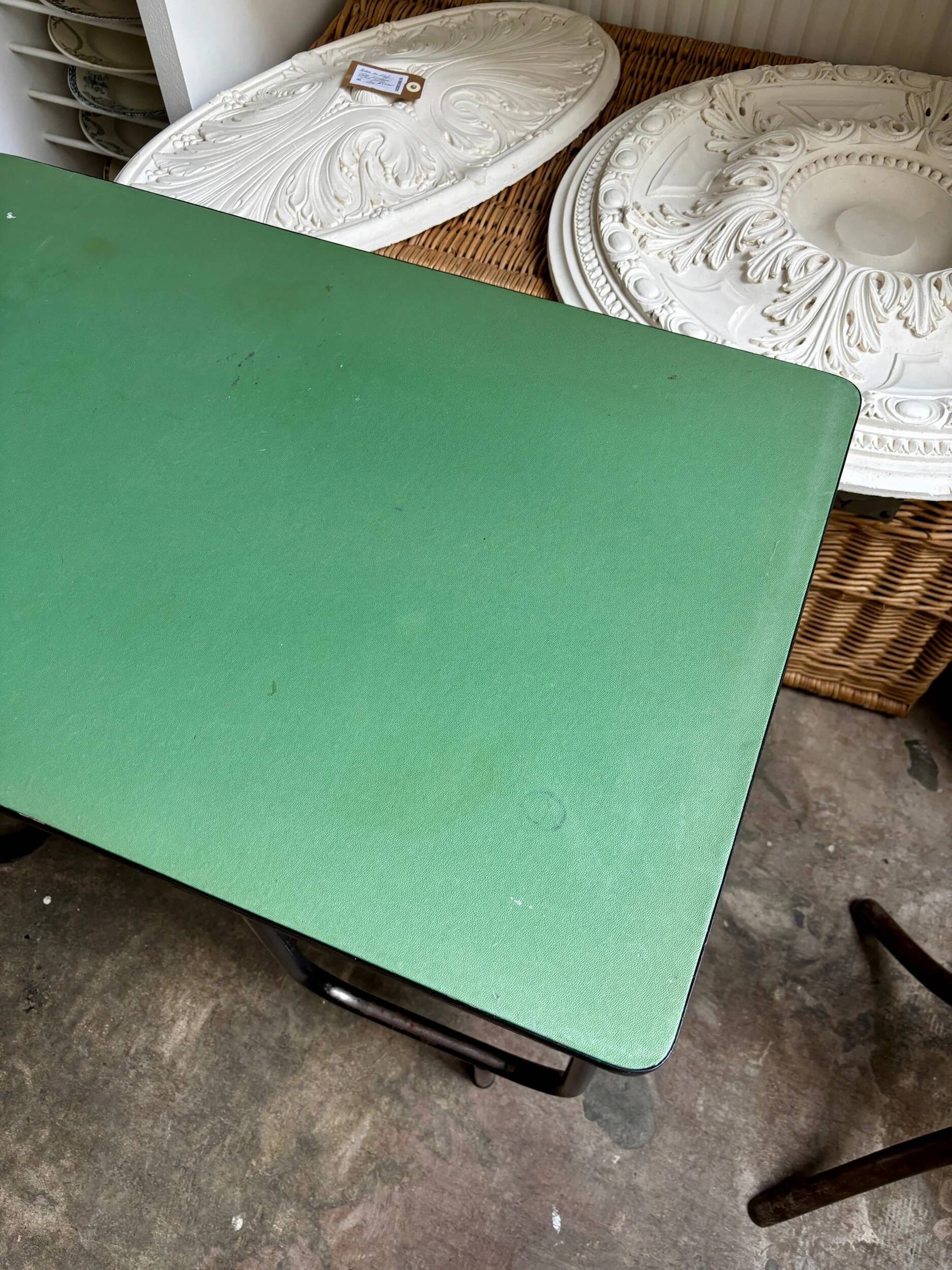 Bureau en métal noir et vinyle vert