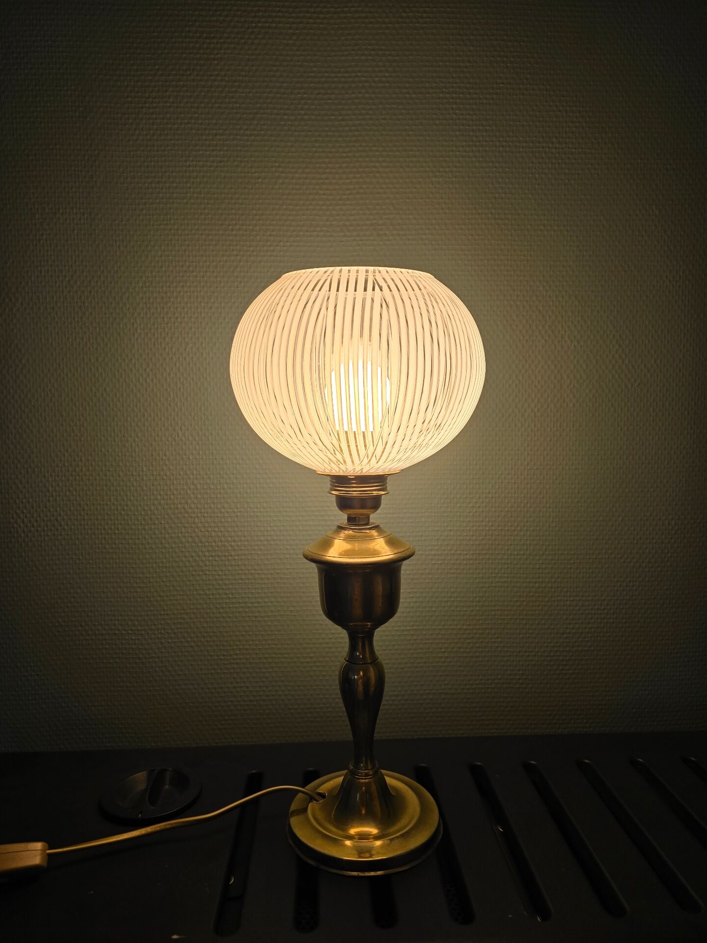 Ancienne lampe à pétrole électrifiée et modernisée - globe strié