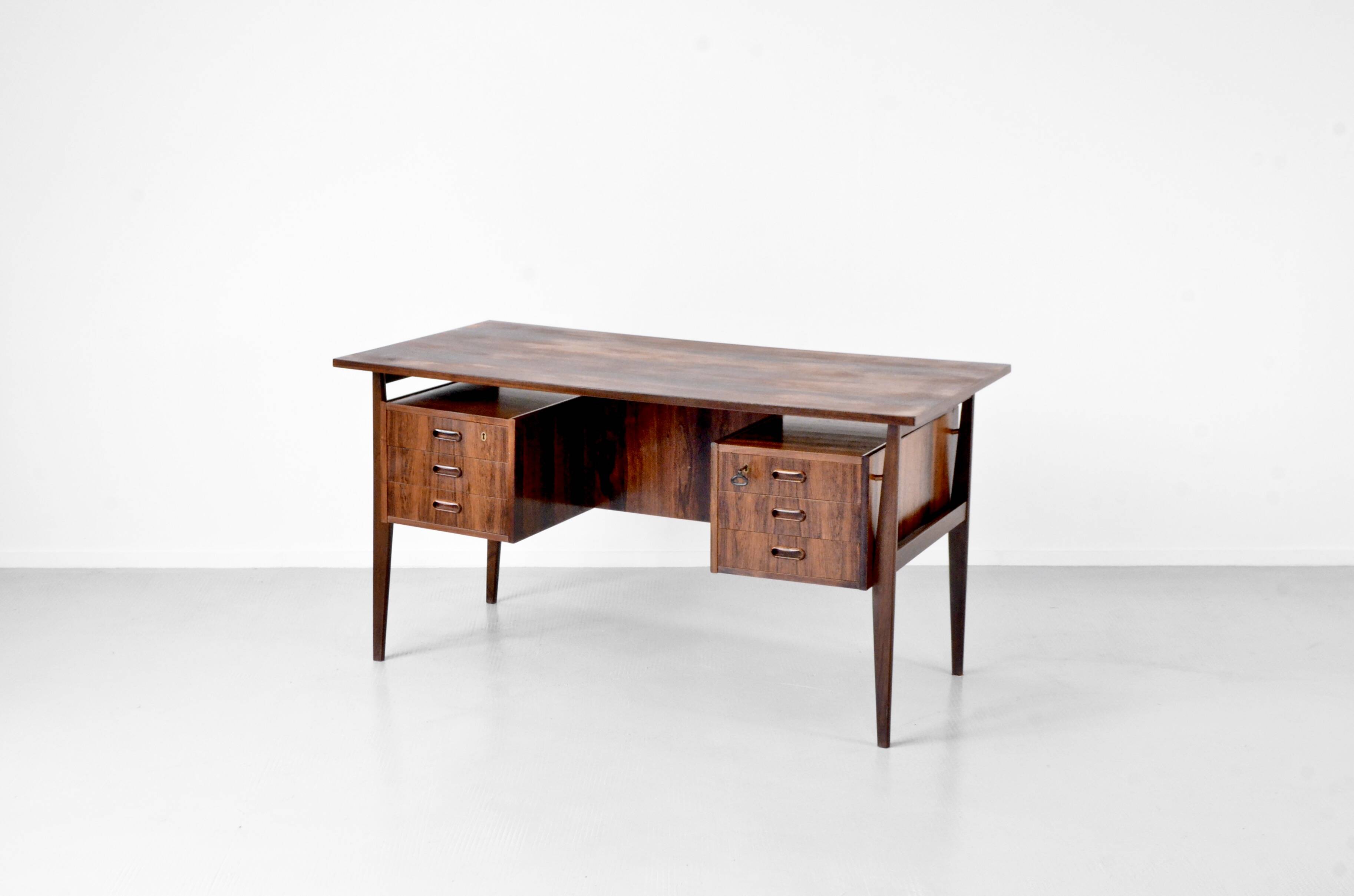 Bureau de direction danois du milieu du siècle en superbe palissandre. Vintage / Moderne / R
