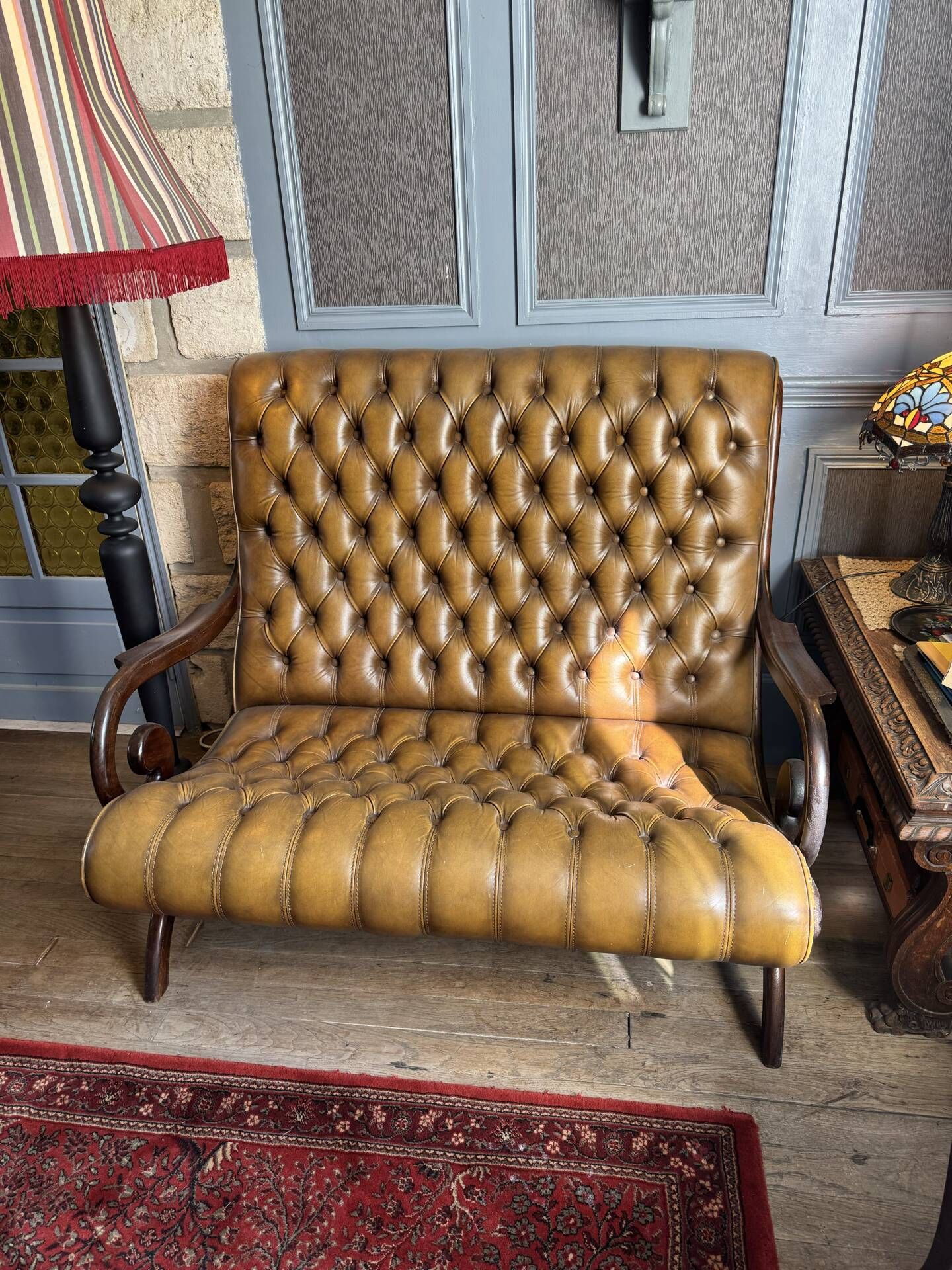 Canapé capitonné style Chesterfield