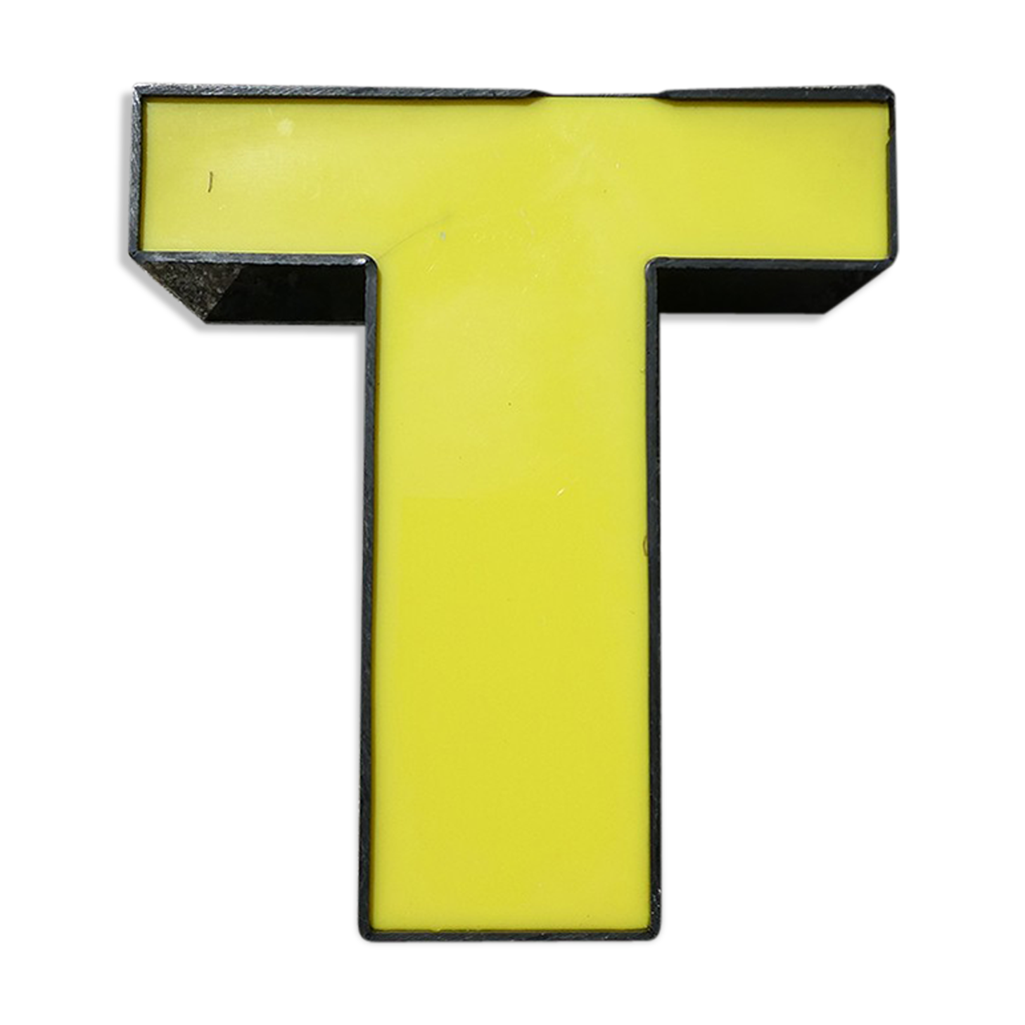 Lettre T d'enseigne industrielle jaune et noire