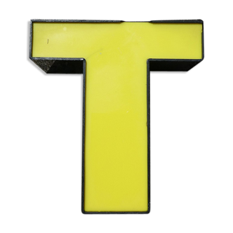 Lettre T d'enseigne industrielle jaune et noire