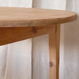 Round table foot spindles