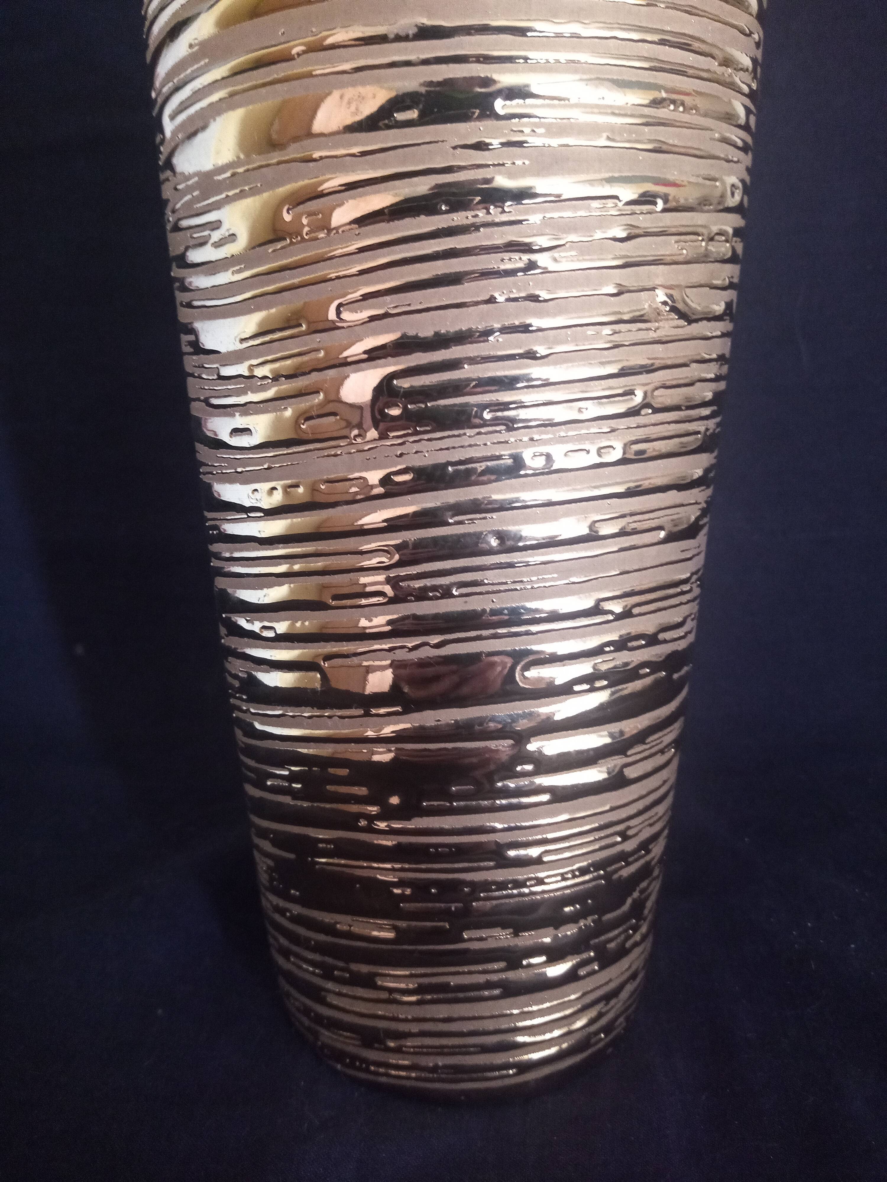 Cubist vase in gilded and ridged ceramic