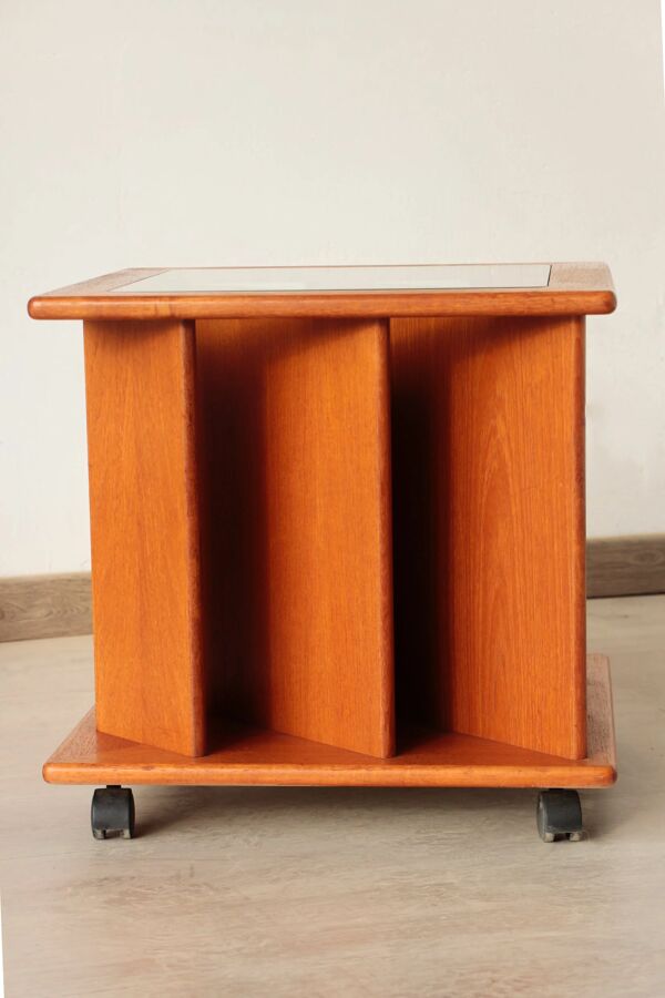 Table d’appoint vintage G Plan en teck – porte-revues & roulettes (années 60)