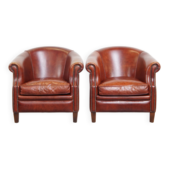 Lot de 2 fauteuils club en cuir de vachette couleur cognac