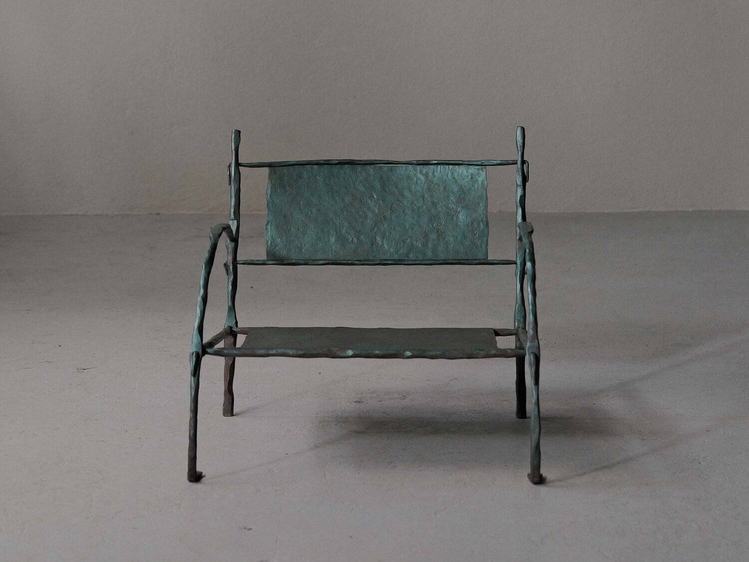 Fauteuil bas en fer forgé martelé, France, vers 1960