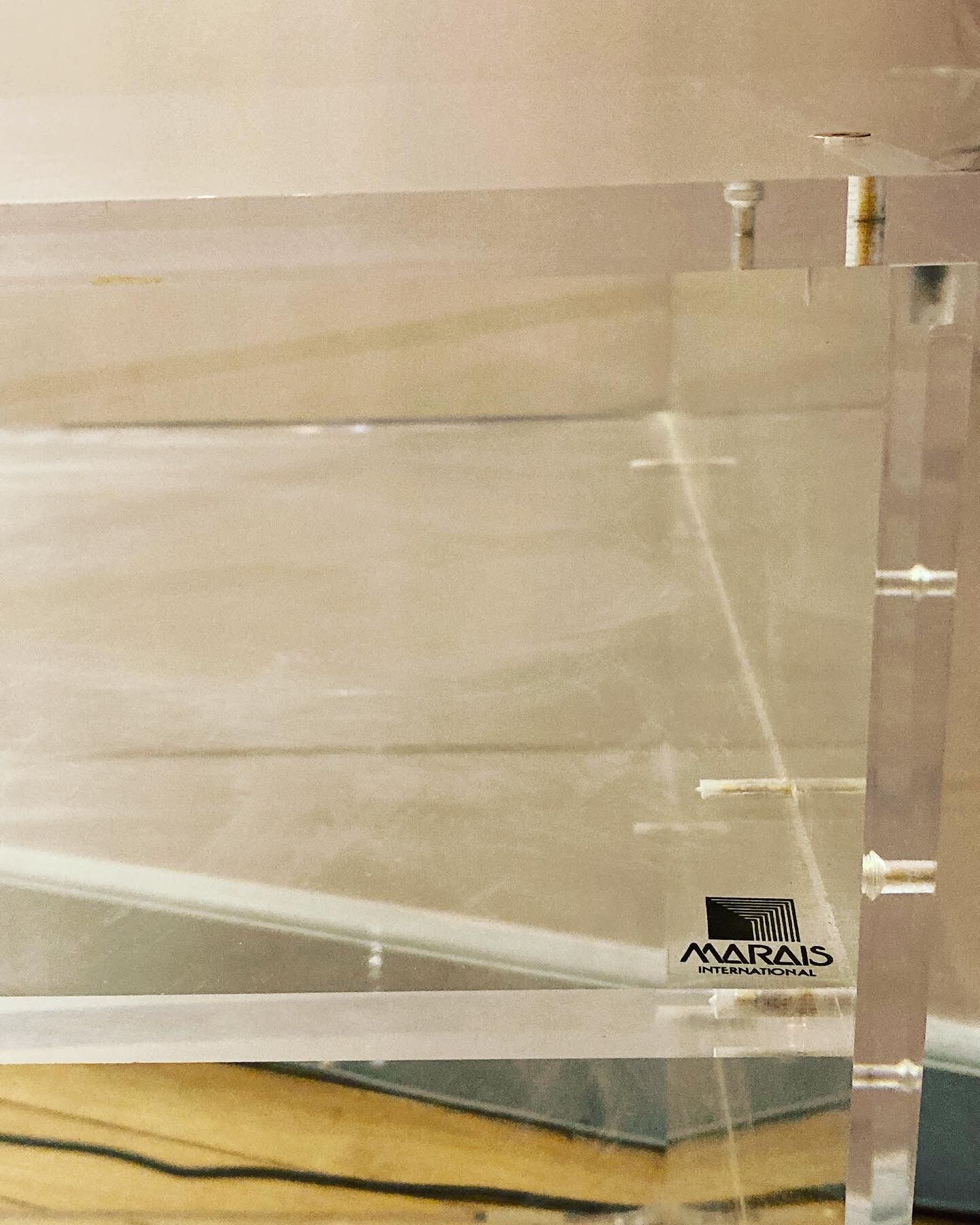 International Marais plexi service