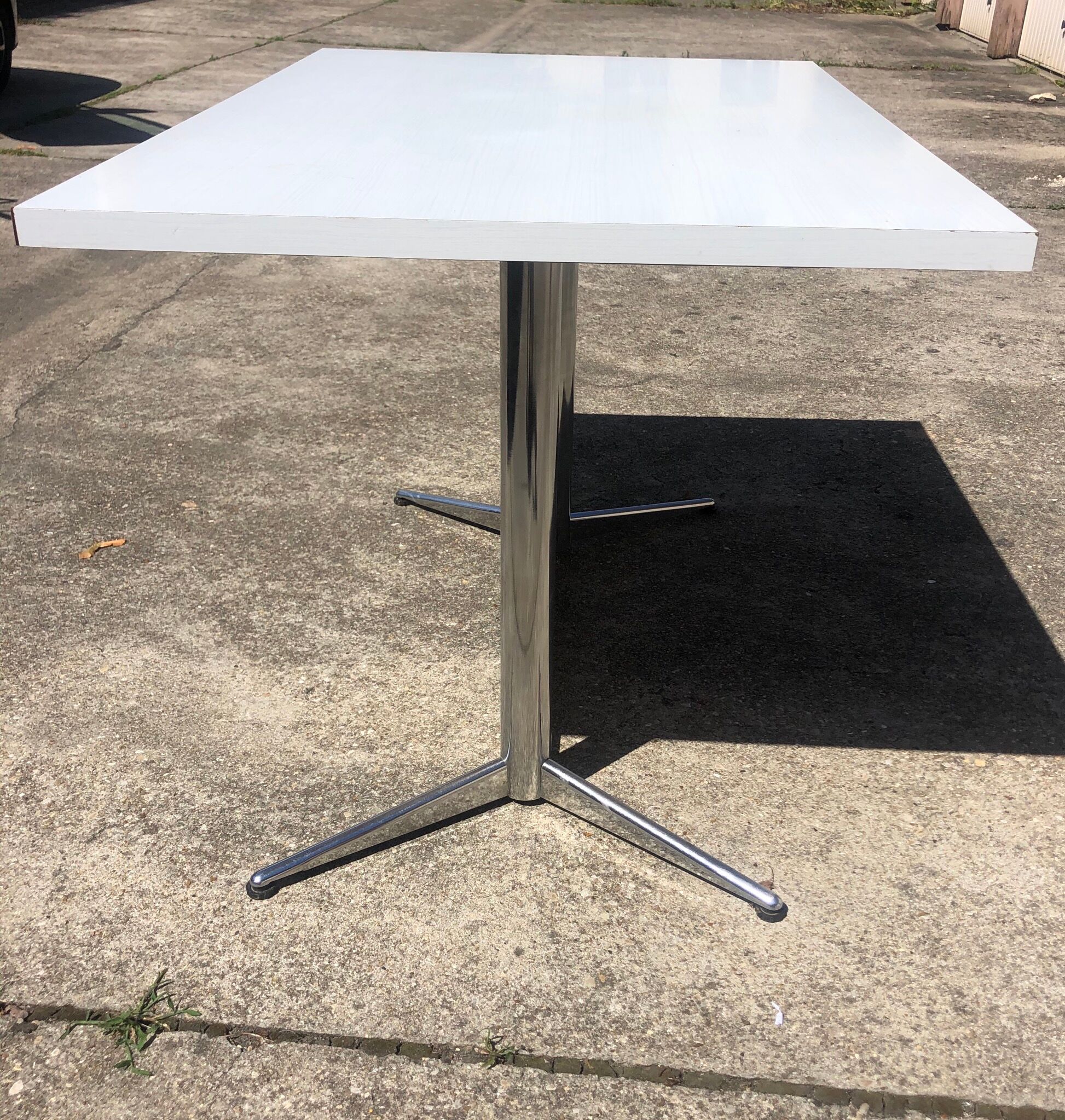 Table vintage blanche piétement
