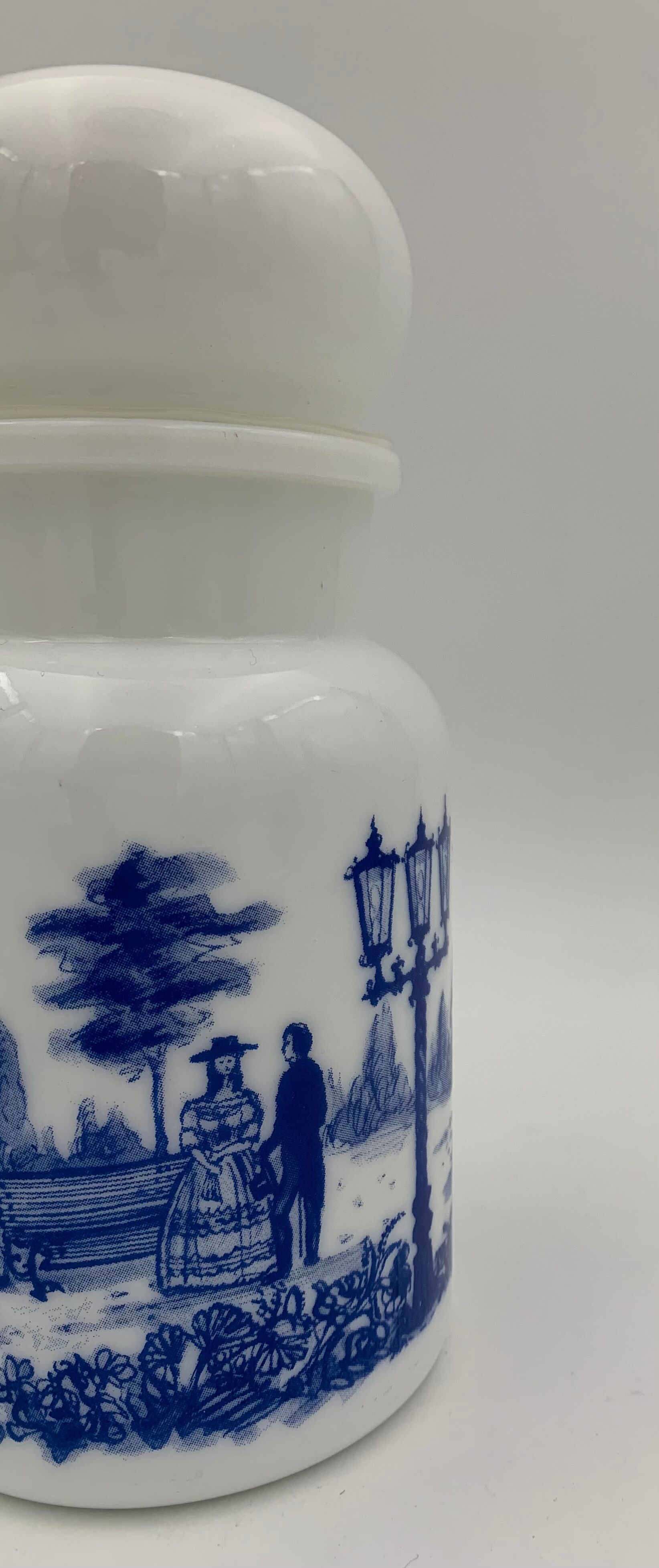 Lot de deux flacons vintage pots à épices bocaux en opaline blanche, décor bleu - Années 1970