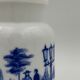 Lot de deux flacons vintage pots à épices bocaux en opaline blanche, décor bleu - Années 1970