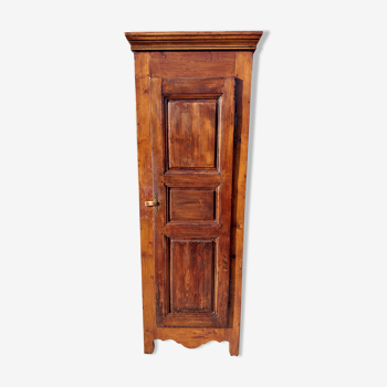 armoire homme debout