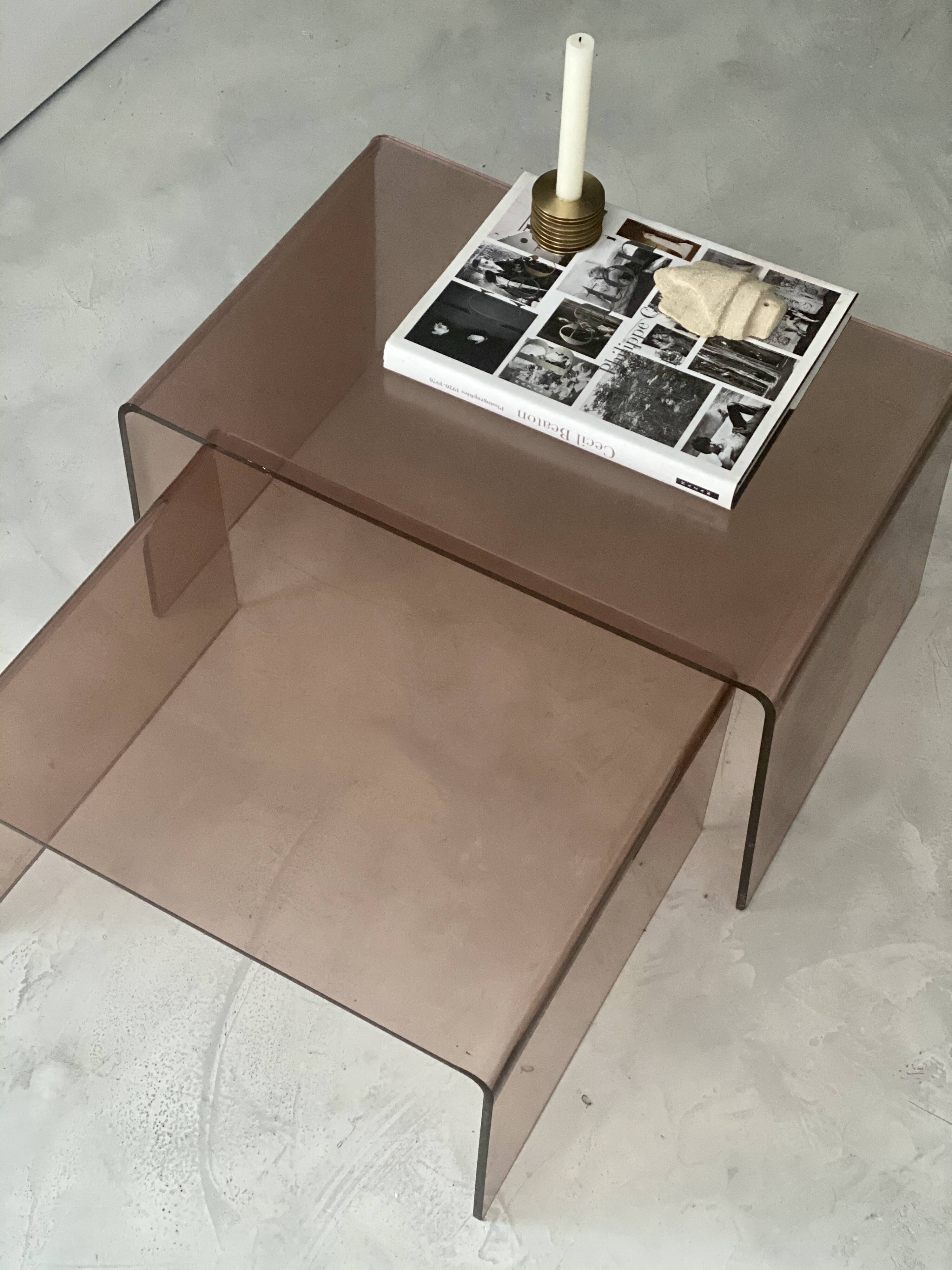 Pull out tables in plexiglas