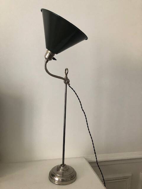 Articulated desk lamp